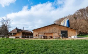 Auf diesem Hof in Kirchberg befindet sich die landwirtschaftliche Biogasproduktionsanlage. Im weissen Container in der Bildmitte wird das rohe Biogas aufbereitet.