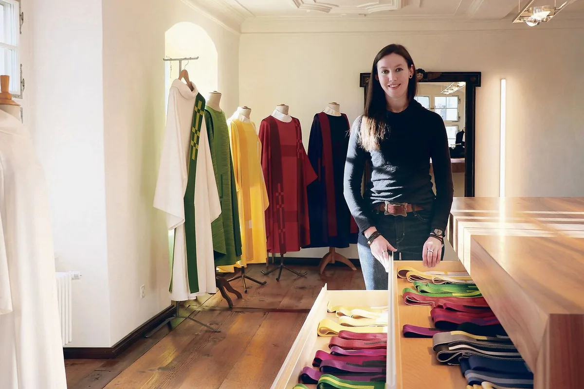 Zoe Wüst im Showroom der Paramenten-Werkstatt. Hier berät die gelernte Weberin und Schneiderin Kundinnen und Kunden bei der Wahl von Stoffen und Schnitten.