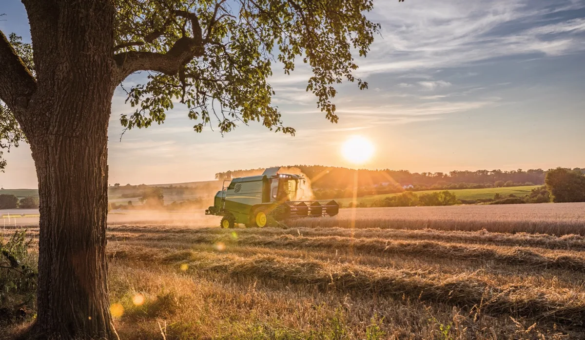 Bei Hitze besser früher aufstehen als länger arbeiten. Bild: Werkbild John Deere