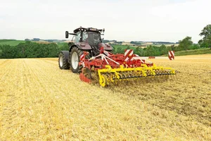 Beim Synkro-Grubber von Pöttinger kann die Flügelposition verändert werden. Ein flacher Winkel eignet sich für wenig Arbeitstiefe. Mit einem steileren Winkel wird mehr Erntegut eingemischt und die Rotte gefördert.
Strategie: Erster Durchgang flach und ganzflächig durchschneiden. Erde wird in die oberste Bodenschicht eingemischt und der Nachläufer drückt für gute Keimbedingungen an. Weitere Durchgängen je nach Unkrautdruck ebenfalls flach oder bei weniger Unkrautdruck tiefer, um Rotte zu fördern. Gleichzeitig eine Zwischenfrucht ausbringen, damit der Ackerboden möglichst kurz unbedeckt bleibt.Das Sägerät wird breitflächig vor dem Nachläufer ausgebracht.