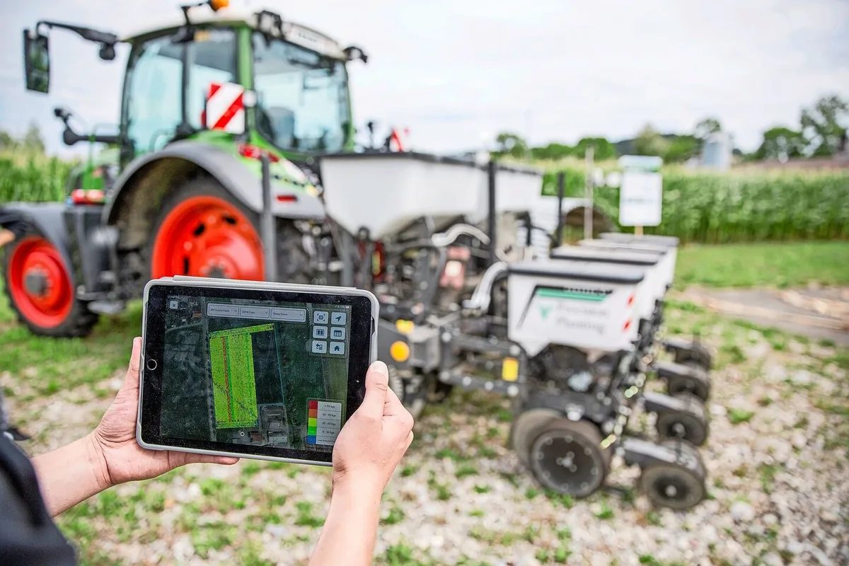 841b9949adaa1bf6d56854124fe006df5bccb524baf1431b2e01e14e4721b0bc Zu Smart Farming gehören auch Tablets, mit denen Mitarbeiter auf dem Feld auf Daten zugreifen können.