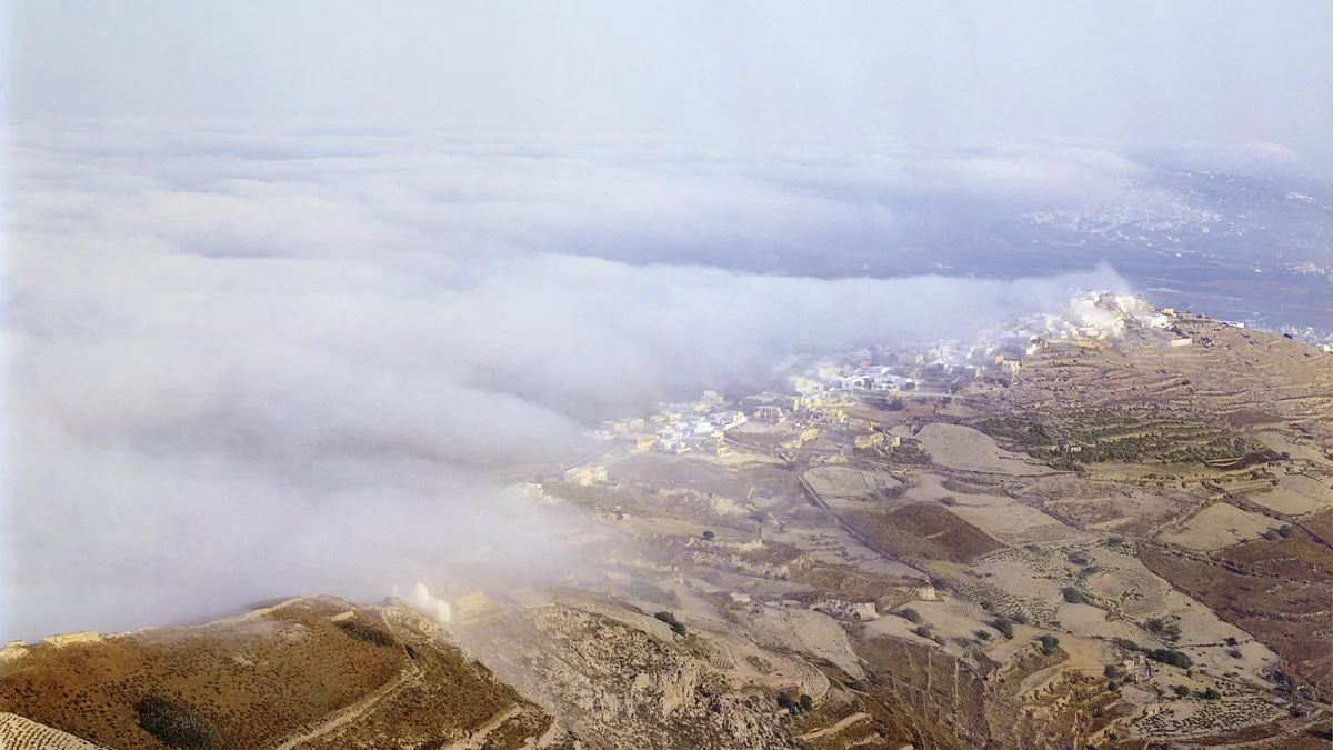 SANTORINI_1.jpg Santorin im Nebel: Auf der griechischen Insel kämpfen die Bauern gegen die Ansprüche durch den Tourismus.