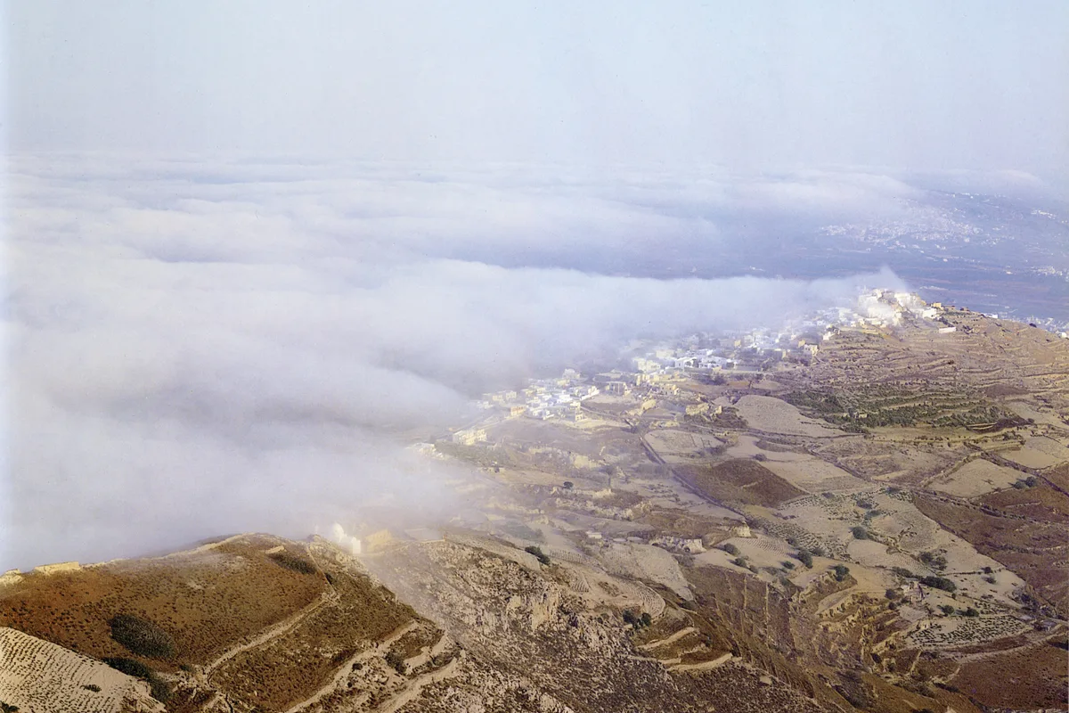 SANTORINI_1.jpg Santorin im Nebel: Auf der griechischen Insel kämpfen die Bauern gegen die Ansprüche durch den Tourismus.