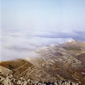 Santorin im Nebel: Auf der griechischen Insel kämpfen die Bauern gegen die Ansprüche durch den Tourismus.