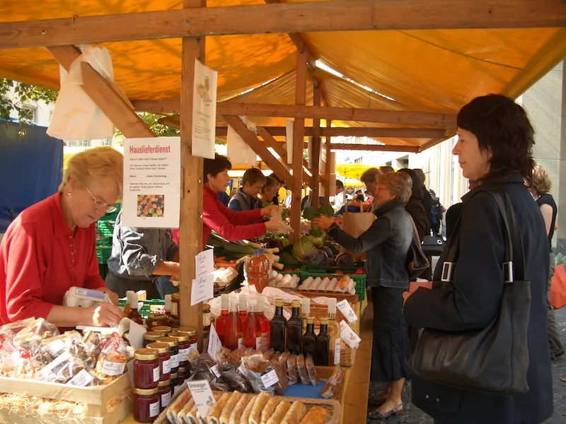 acded0a9cedd1b048e7bc7c3bbd8d1a0fd52bf96 Ein schöner Marktstand lädt zum Kaufen ein. Damit sich die Arbeit aber lohnt, müssen die Produkte den richtigen Preis haben. Diesen festzulegen, bedeutet: Beobachten und genau rechnen. (Bild Agnes Schneider Wermelinger)