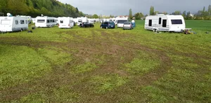 Das ist kein Campingplatz, sondern eigentlich ein Stück Öko-Ausgleichsfläche in Worben. Rund 400 Fahrende haben hier zwischenzeitlich ihr Lager aufgeschlagen und 70 bis 80 Wohnwagen auf das nasse Land gestellt. (Bild BauernZeitung)