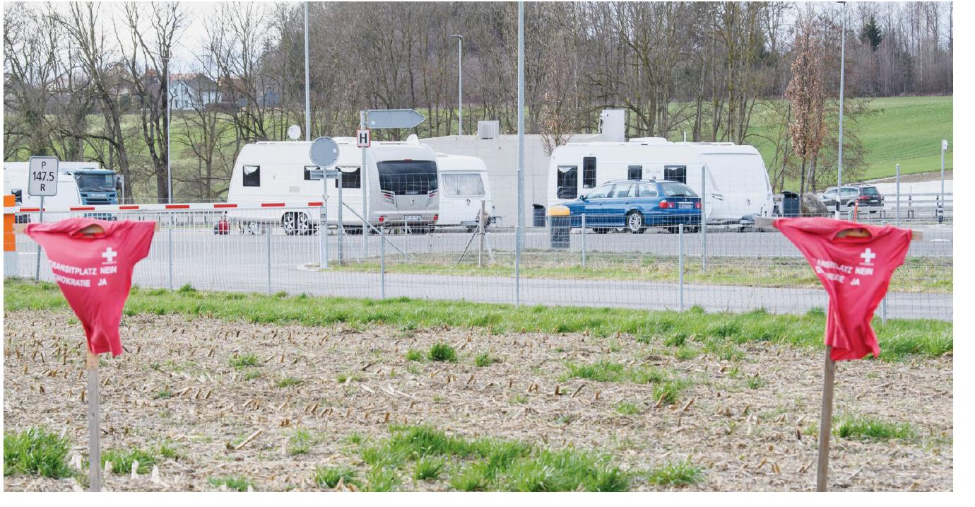 Die roten Protest-T-Shirts halten die Fahrenden nicht von einem Halt ab. (Bild Screenshot "Bieler Tagblatt")