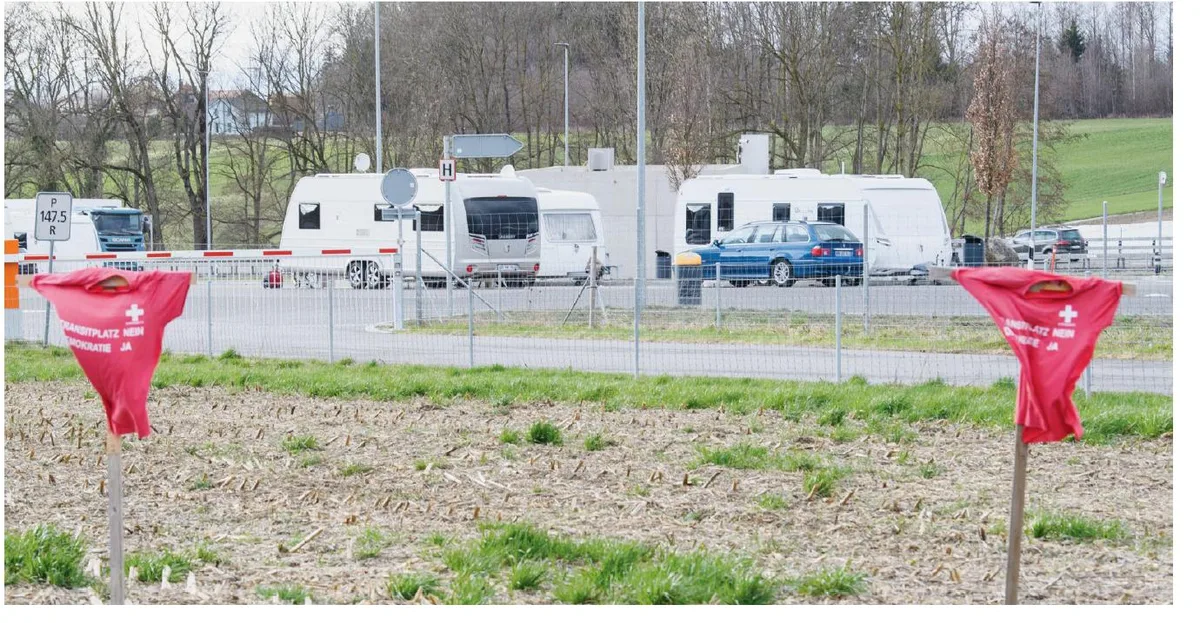 2d869d53341bcd6eb7b2817b095a24664d13e4be Die roten Protest-T-Shirts halten die Fahrenden nicht von einem Halt ab. (Bild Screenshot "Bieler Tagblatt")