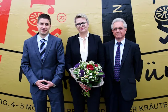 b2456261b3a2e3388a341e95dedc071fc39df999 Niklaus Fässler (l.), neuer Verwaltungsratspräsident, Evelyne Hennet, Geschäftsführerin, und Andreas Ritter, scheidender Verwaltungsratspräsident. (Bild zVg)