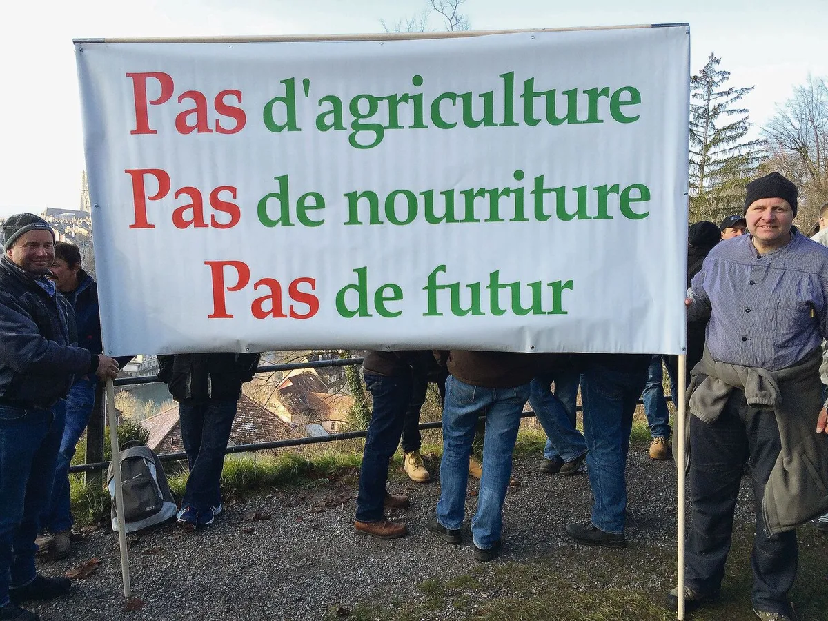 «Keine Landwirtschaft, keine Nahrung, keine Zukunft»: Kaum jemals seit der grossen Bauerndemo im Jahr 2015 in Bern (im Bild) war der Unmut der Bauern derart gross wie heute.