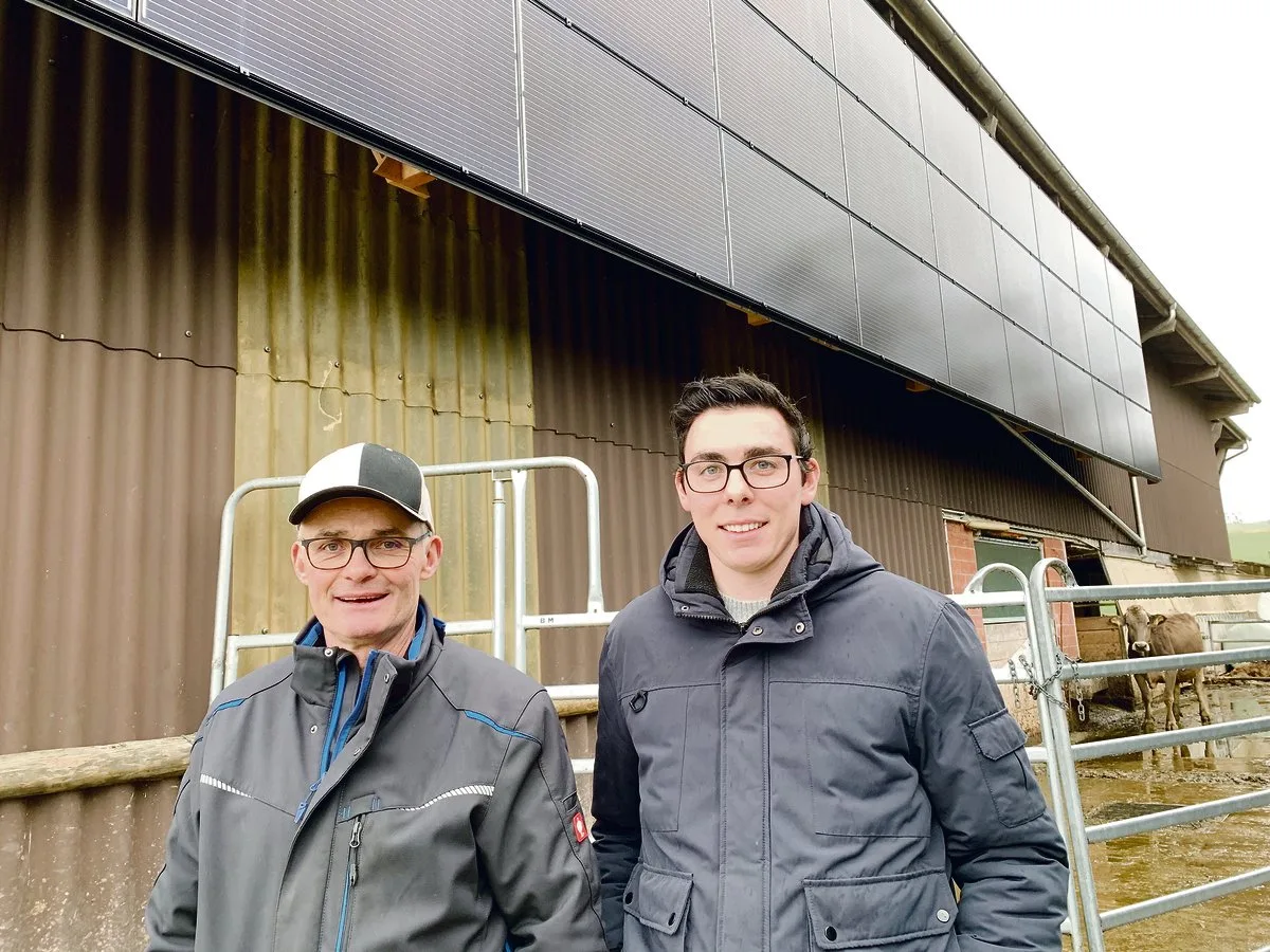 e5b17acd11b9e3f1b6eee267817c1890a90ab107 Beat und Sohn Raphael Heini (r.) vor der Fassade, beim Auslauf. Hier wird von den PV-Modulen vor allem abends noch Solarstrom produziert, der selber genutzt werden kann. (Bilder Josef Scherer)