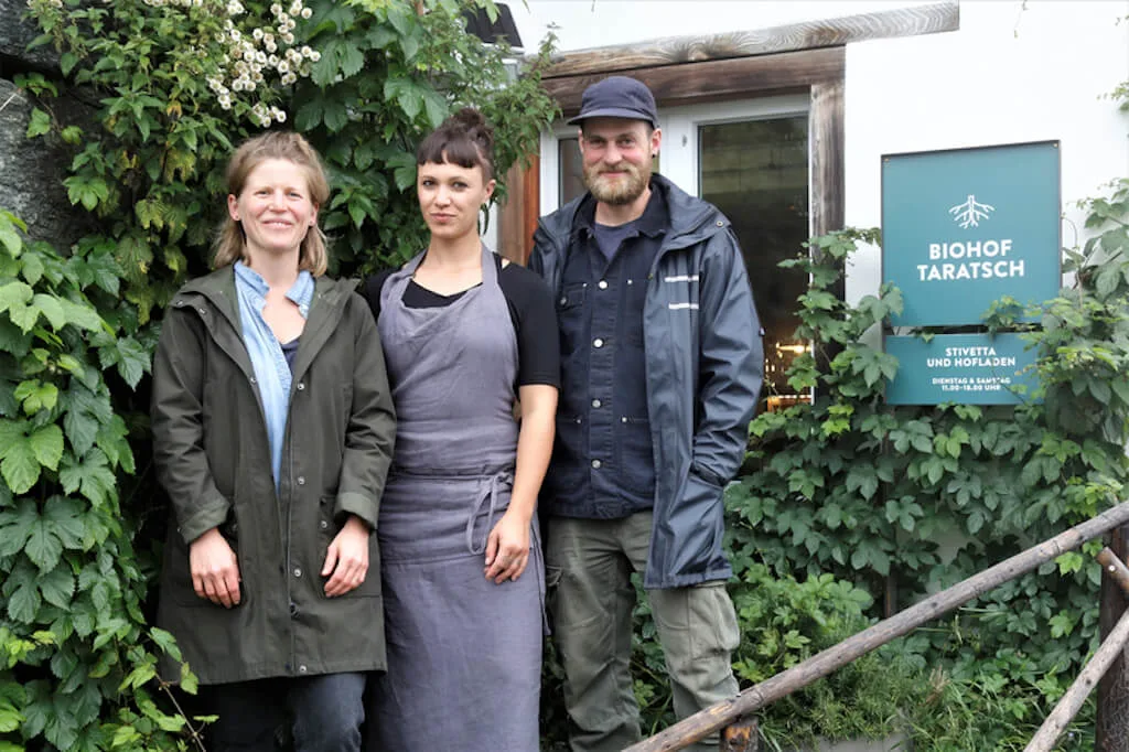 eab2f41a6eb917dfb6e56c4828b3364bac5dc9aa Das innovative Trio vom Biohof Taratsch: Leonie von Arx, Rebecca Clopath und Dominique Schmutz (v.l.) werden den Hof ab Januar 2020 offiziell übernehmen. (Bild lid)
