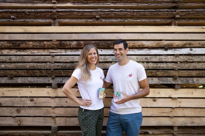 66e1854b27705701bce8ba964d7c2610bc09810f Doris Erne und Christian Studer von Wood & Field haben gut lachen. Der Molke-Shake ist nun in der Migros gelistet. (Bild Andreas Eberhard)