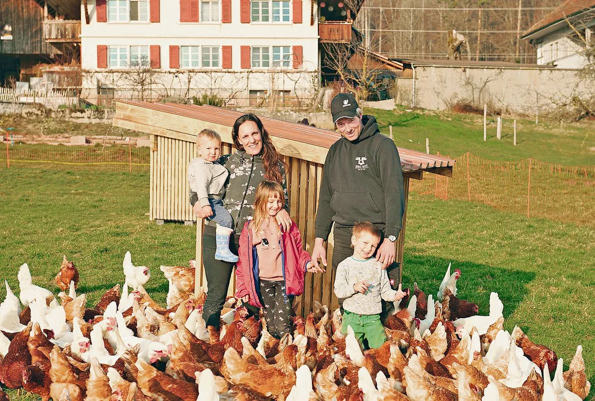 bb7bed37e4142aa84451571d4fdac86046123087 Der «Hubelbauer» und seine Familie: Martin Bernhard und Nadine Strub mit ihren Kindern Laurent, Eliane und Charles (v. l. n. r.). Seit 2021 werden auf dem Hubel nicht nur Mutterkühe, sondern auch Hühner gehalten. (Bild zVg)