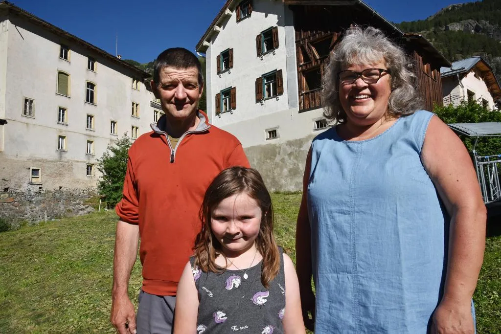e8e88ecf020e0c931e71658726116cc65270431c Biobauernfamilie aus Mulegns: Giatgen und Ursula Jegher mit ihrer Tochter Anna-Louisa. (Bilder SRF)