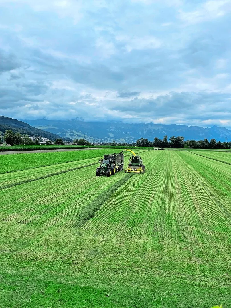 Die Erntefenster für den fünften Schnitt sind kurz. Alle geben Gas: Sie mähen, wenden, schwaden und füllen den Ladewagen.