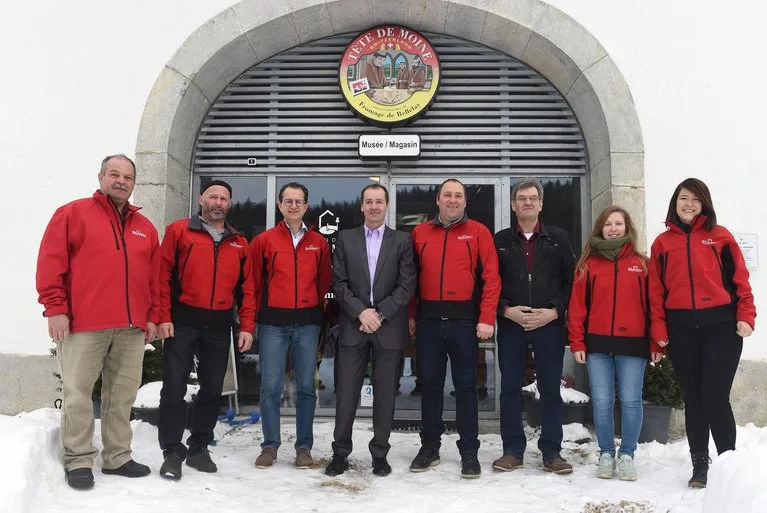 1198f4a237dc1d93f06c3514efdf86992b5245e7 Bernard Leuenberger, Präsident der Landwirtschaftskammer Berner Jura; David Gogniat, Milchproduzent und Mitglied des OK; Olivier Isler, Geschäftsführer der Interprofession; Jean-Marc Soldati, Pate der Veranstaltung; Markus Gerber, Gemeindepräsident von Saicourt; Jean-Pierre Froidevaux, Landwirt & Künstler; Stéphanie Chouleur, Jura bernois Tourisme; Magali Ackermann, Fondation Rurale Interjurassienne. (Bilder Interprofession Tête de Moine)