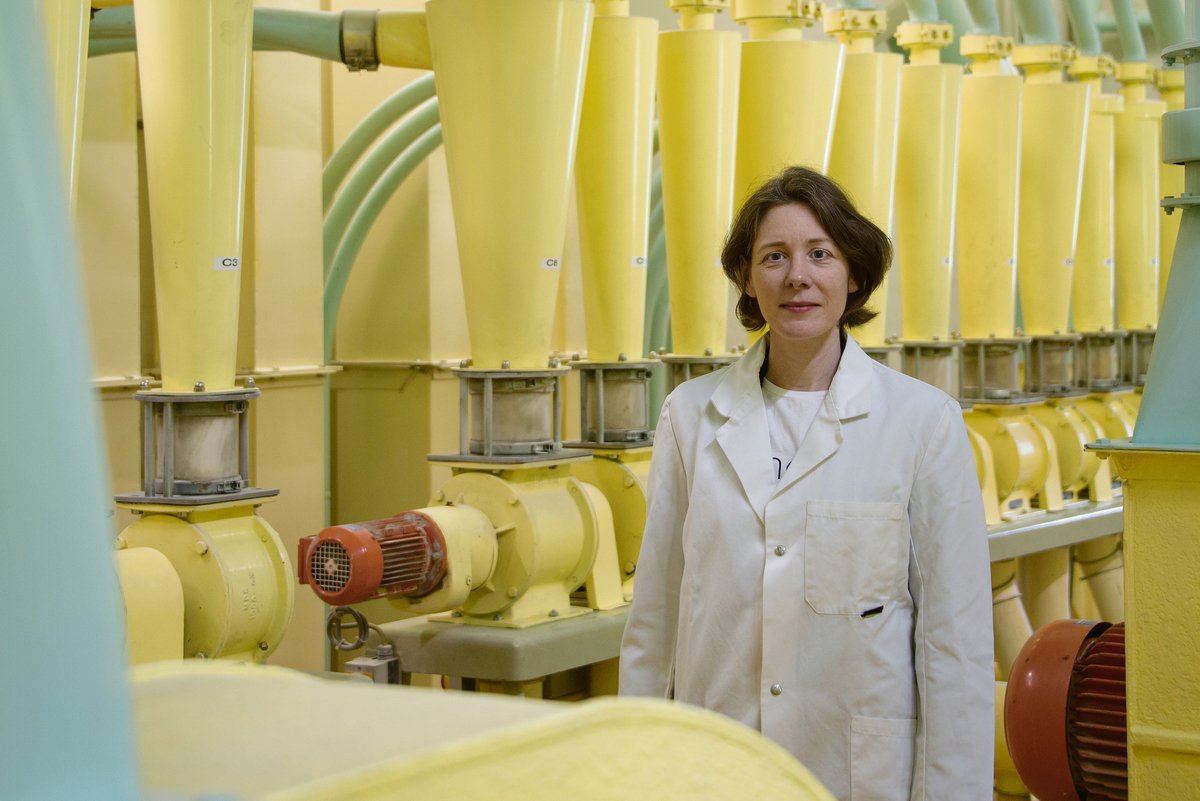 In der Produktionsanlage: Corinne Mühlebach ist überzeugt, dass das Mehlangebot in Zukunft noch weiter segmentiert wird. Grund dafür ist die immer breitere Auswahl im Brotregal. (Bild hja)