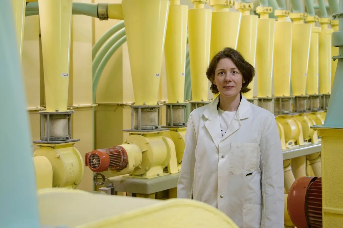bea399bcd9c1e4663ec4e61de1e863b7474211af In der Produktionsanlage: Corinne Mühlebach ist überzeugt, dass das Mehlangebot in Zukunft noch weiter segmentiert wird. Grund dafür ist die immer breitere Auswahl im Brotregal. (Bild hja)