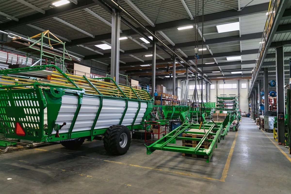 f8f38aee97b1bfcd1cf1536d8a4b81acaedd966c Agrar-Ladewagen sind in der Schweiz seit vielen Jahrzehnten sehr beliebt. Die Agrar Landtechnik AG produziert noch heute jährlich rund 100 Stück der legendären Marke. Bild: Mareycke Frehner
