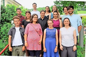 Die Hofmitarbeiter(innen) mit ihren Lehrpersonen an der Abschlussfeier in Wülflingen. Auf dem Bild fehlt Doris Hartmann. In der zweiten Reihe (r.) steht Klassenlehrer Benjamin Tschirky.