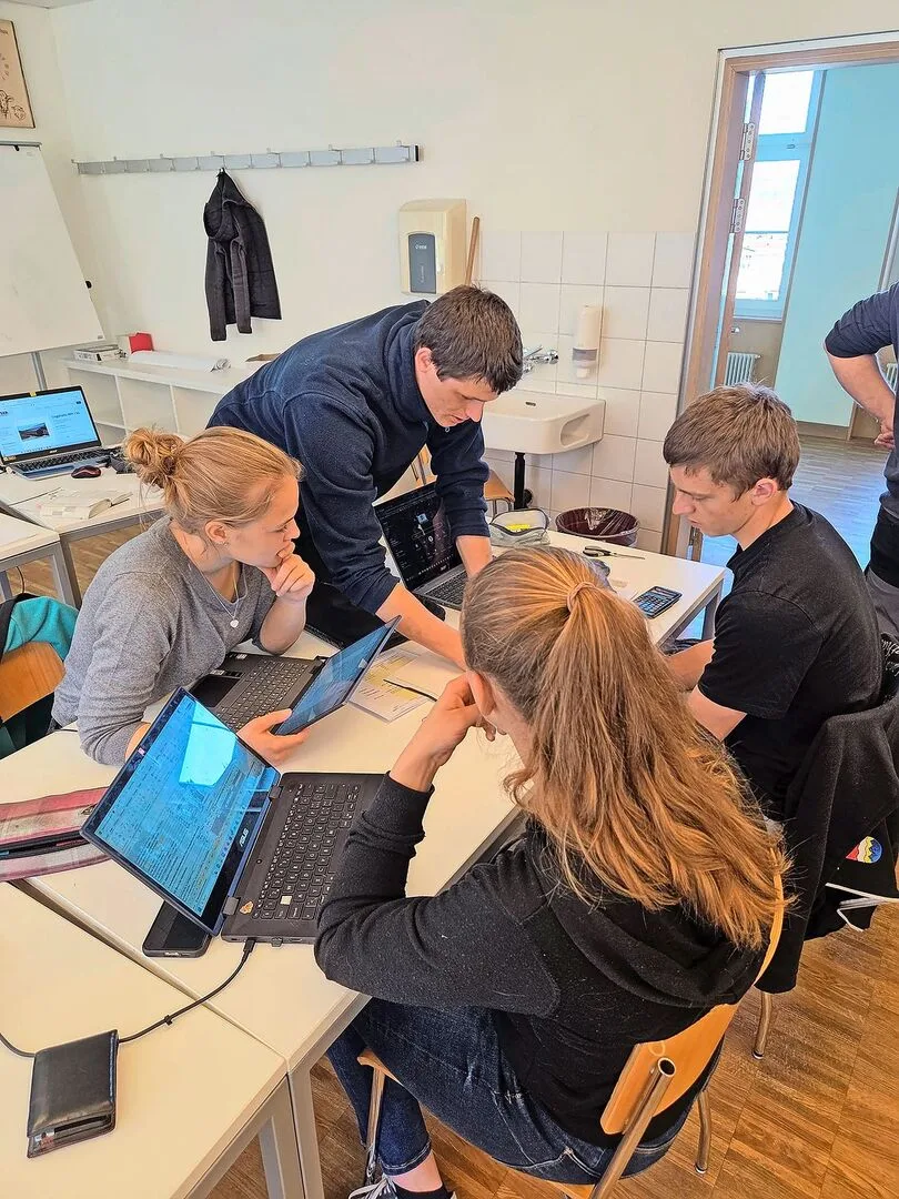 Die Gruppe 2 am Werk: Michael Bürki (stehend), Dominik Pfyl (r.), Eveline Linggi (vorne) und Romana Birchler (l.).