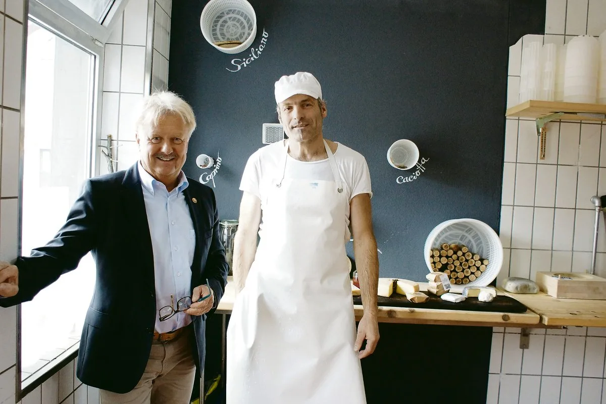 f9a23b1f080f7b5daf5606f704715d046d0b8816 Freude am Käser-Handwerk und am Tüfteln: Jörg Baumann (links) und Käsermeister Peter Limacher.(Bild sso)