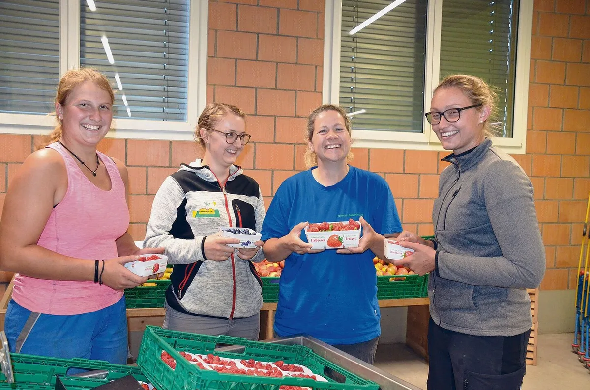 Eine kleine Pause beim Gemüserüsten: Carina Rohner (3. v. l.) und ihre Mitarbeiterinnen Jasmin Zimmermann, Tabea Lehner und Melanie Maurer (v. l.).