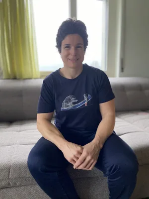 Susanne Grunder zu Hause. Mit ihrem Lebenspartner und Sohn Armin wohnt sie etwas ausserhalb von Münchenbuchsee (Bern) inmitten von Feldern.