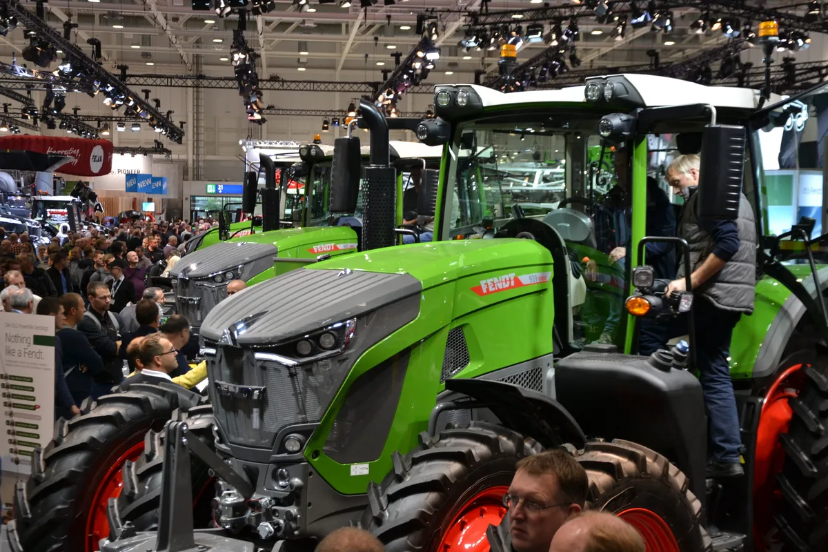 Fendt 939 an der Agritechnica 2019 Oftmals sind Weiterentwicklungen satellitengestützter Lenksysteme bei modernen Traktoren kostenlos nachzurüsten.