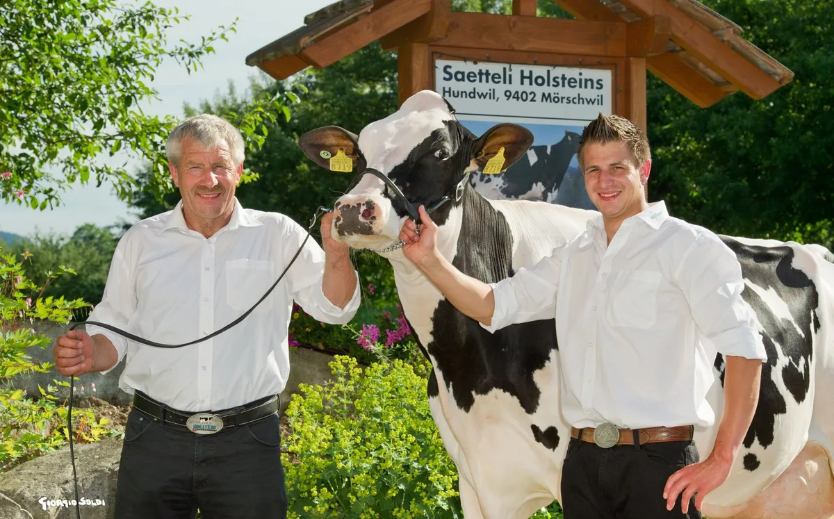 e4a1d10aaa20d014206b04174b48242f3d3eed46 Milchleistung und Langlebigkeit sind in der Zucht zentral: Kurt Sätteli (l.) und Dominik Sätteli mit Holstein-Kuh Haida. (Bild zVg)