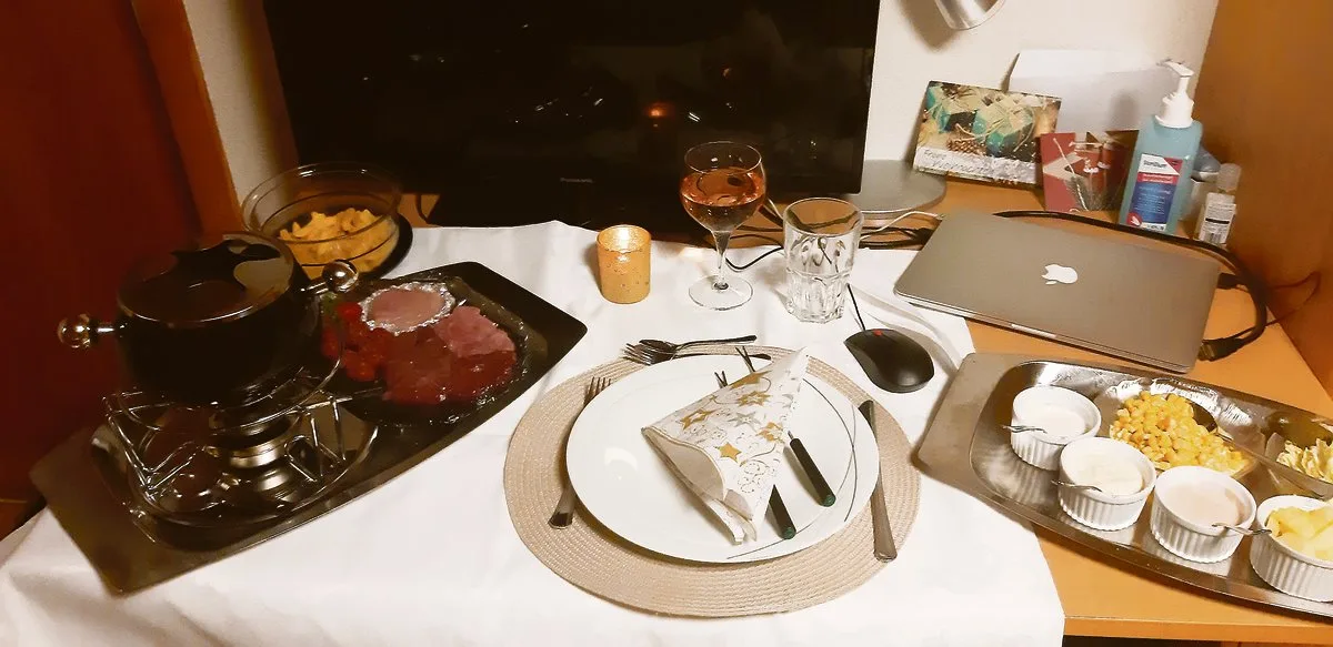 c951cb2bc19f5691af7e1330b2f1885bee90e702 Da bekommt «Dinner for One» eine ganz neue Bedeutung. Bei mir heisst es: Weihnachten alleine – die Familie nur über den Bildschirm zugeschaltet. Und immer parat: Desinfektionsmittel. (Bild Andrea Wyss)