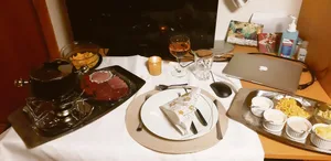 Da bekommt «Dinner for One» eine ganz neue Bedeutung. Bei mir heisst es: Weihnachten alleine – die Familie nur über den Bildschirm zugeschaltet. Und immer parat: Desinfektionsmittel. (Bild Andrea Wyss)