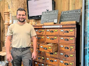 Im antiken Apothekerschrank können die «Huhn im Glück»-Abonnenten von Hofladenbesitzer Lukas Glauser jeweils einmal in der Woche ihre fünf Eier abholen.