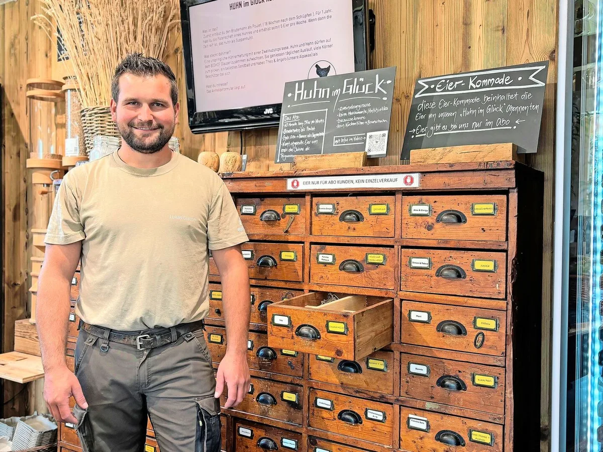 d80e69808b7f7776e46a5d6f0dc42c78c5de6f61100c0a9977f89d9bd17eb0c7 Im antiken Apothekerschrank können die «Huhn im Glück»-Abonnenten von Hofladenbesitzer Lukas Glauser jeweils einmal in der Woche ihre fünf Eier abholen.