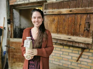 Auf dem Hübelihof produziert Leandra Brusa einen Haferdrink, den sie in verschiedenen Läden, aber auch online verkauft. Den Hafer dafür baut sie gemeinsam mit ihrem Mann Urs an. (Bild Urs Marti)