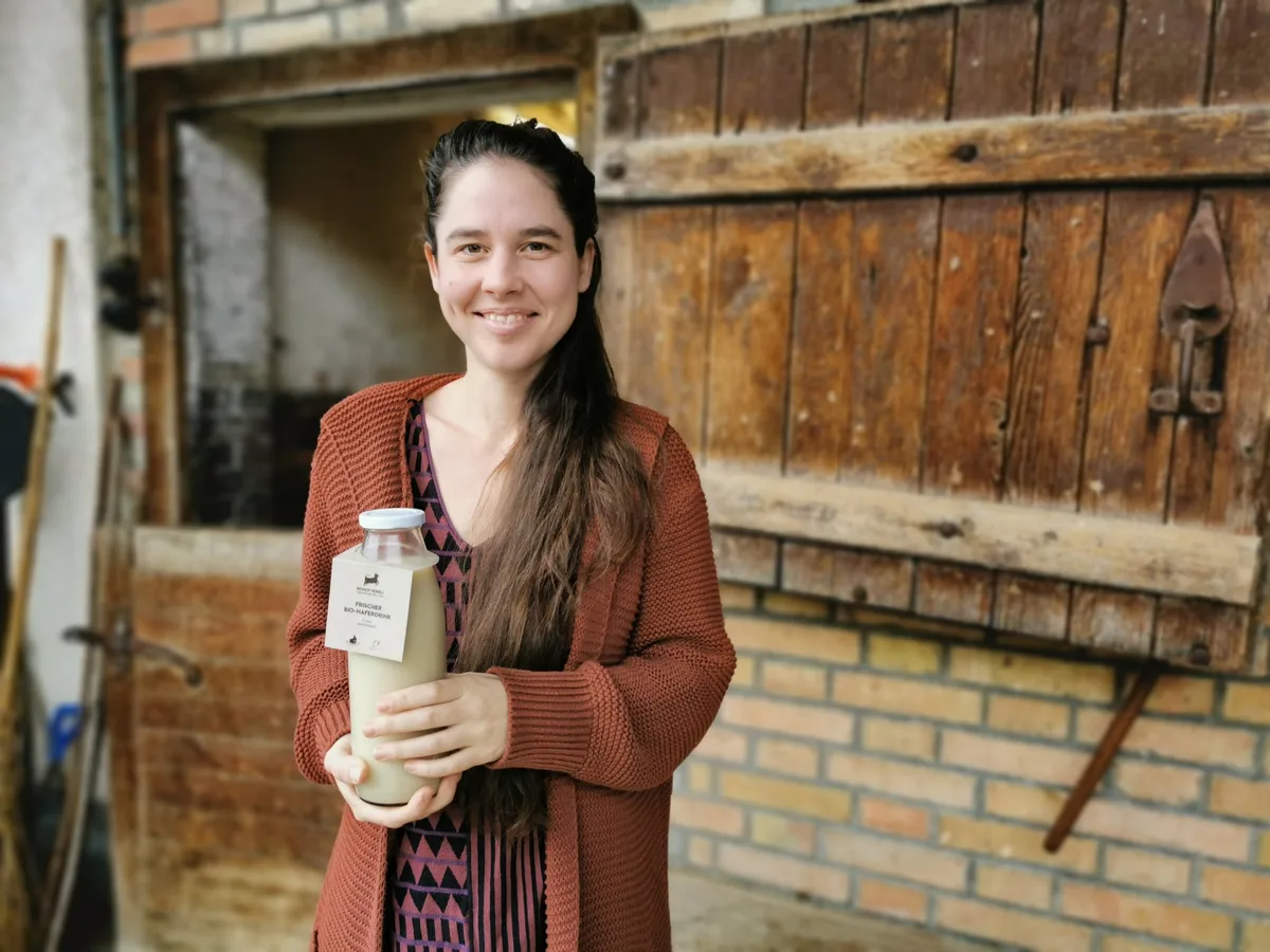 Auf dem Hübelihof produziert Leandra Brusa einen  Haferdrink, den sie in verschiedenen Läden, aber auch online verkauft. Den Hafer dafür baut sie gemeinsam mit ihrem Mann Urs an. (Bild Urs Marti)
