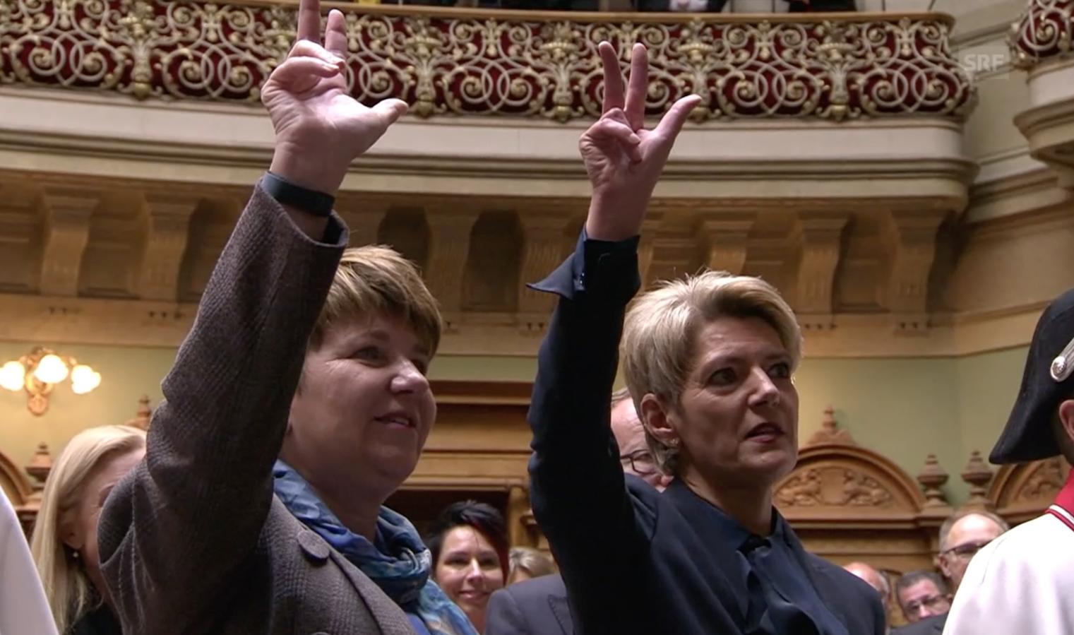 Viola Amherd (links) und Karin Keller-Sutter legen den Amtseid ab. Sie werden ab 1. Januar 2019 in die Landesregierung einziehen und dort Johann Schneider-Ammann und Doris Leuthard ablösen.