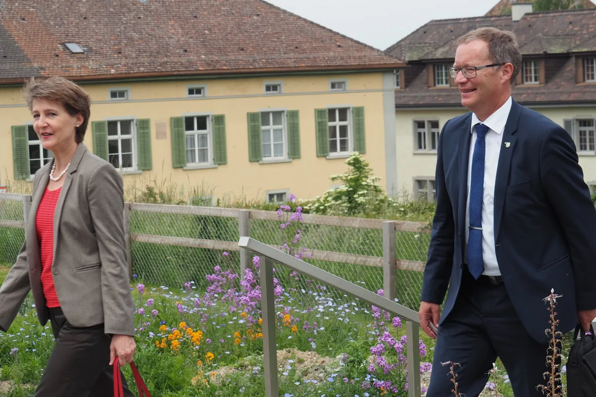 9d9def5376efb28bdfdbe2055502f545b022f06d Simonetta Sommaruga mit dem Thurgauer Regierungsrat Walter Schönholzer. Die Bundespräsidentin besuchte am Tag der Biodiversität das BBZ Arnenberg. (Bilder Christian Weber)