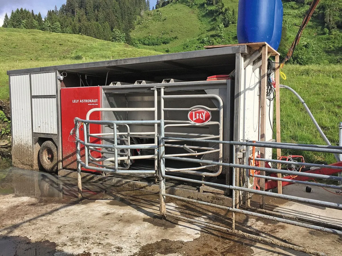 079b0e8e8df1df9c2c992a454dbbacc4ed7f5ba26a1e4f187aa1548422663500 Der lely-Melkroboter steht auf dem befestigten Vorplatz.
