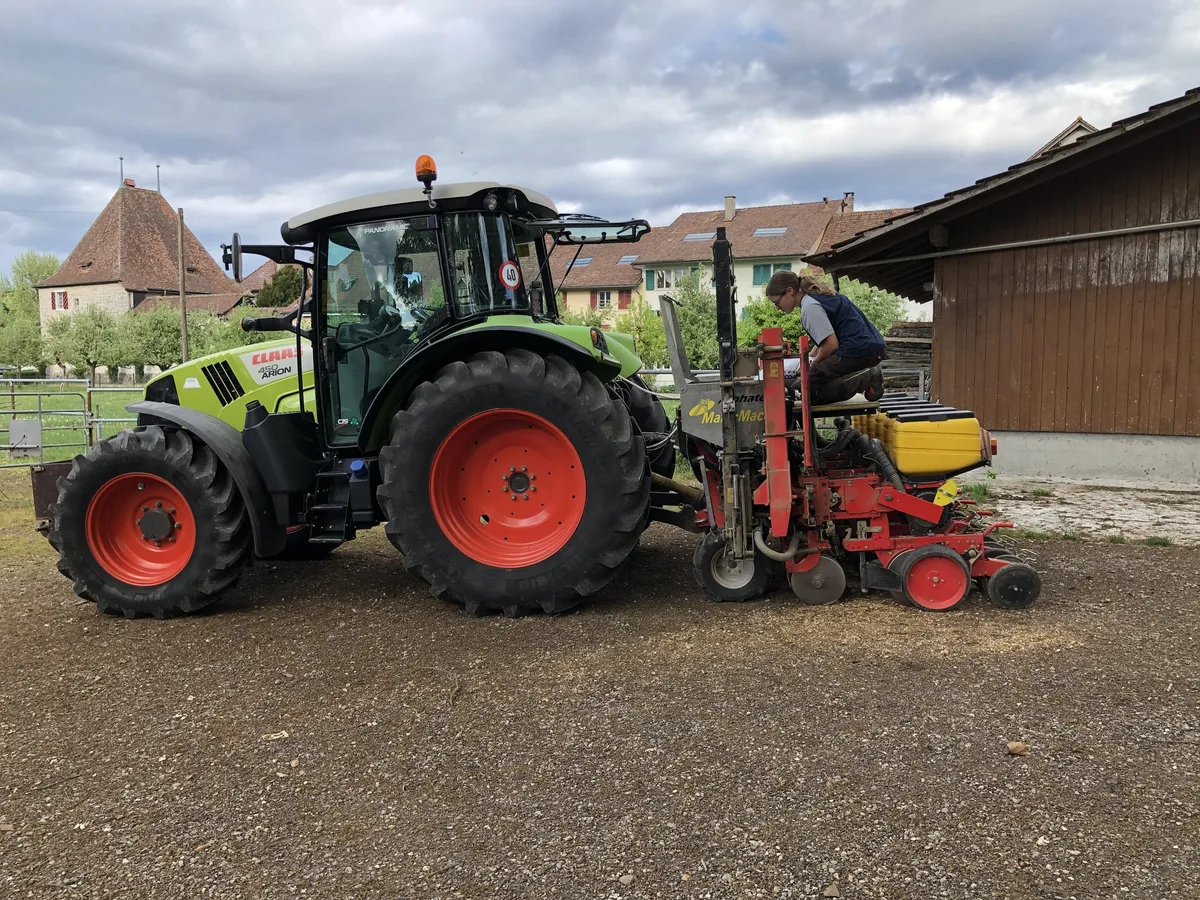 0e1c490cb93a478753fa300e358fafbb4da55477 Sabrina Blaser macht ihre Zweitausbildung zur Landwirtin auf dem Lehrbetrieb von Christoph Hess in Wagen an der Aare BE. (Bild zVg)