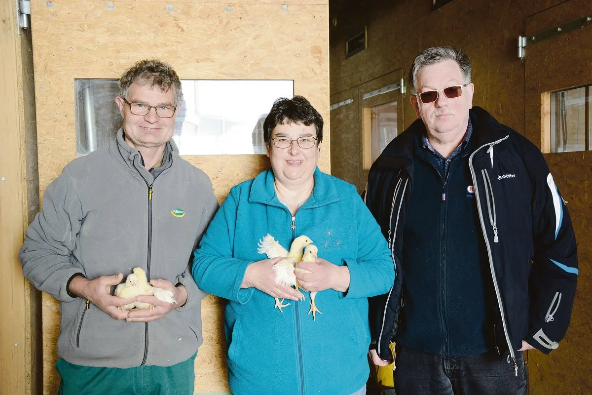 9b4dc59f23cfc574dcaa1f34680583874dbf6eab Christian Kopp (rechts) zu Besuch bei Barbara und Peter Züttel, die Geflügelfleisch ab Hof verkaufen. Die kreative Palette an Truten-, Poulet- und Suppenhuhnfleisch wird in der Metzgerei Kopp in Heimisbach verarbeitet. (Bilder Simone Barth)