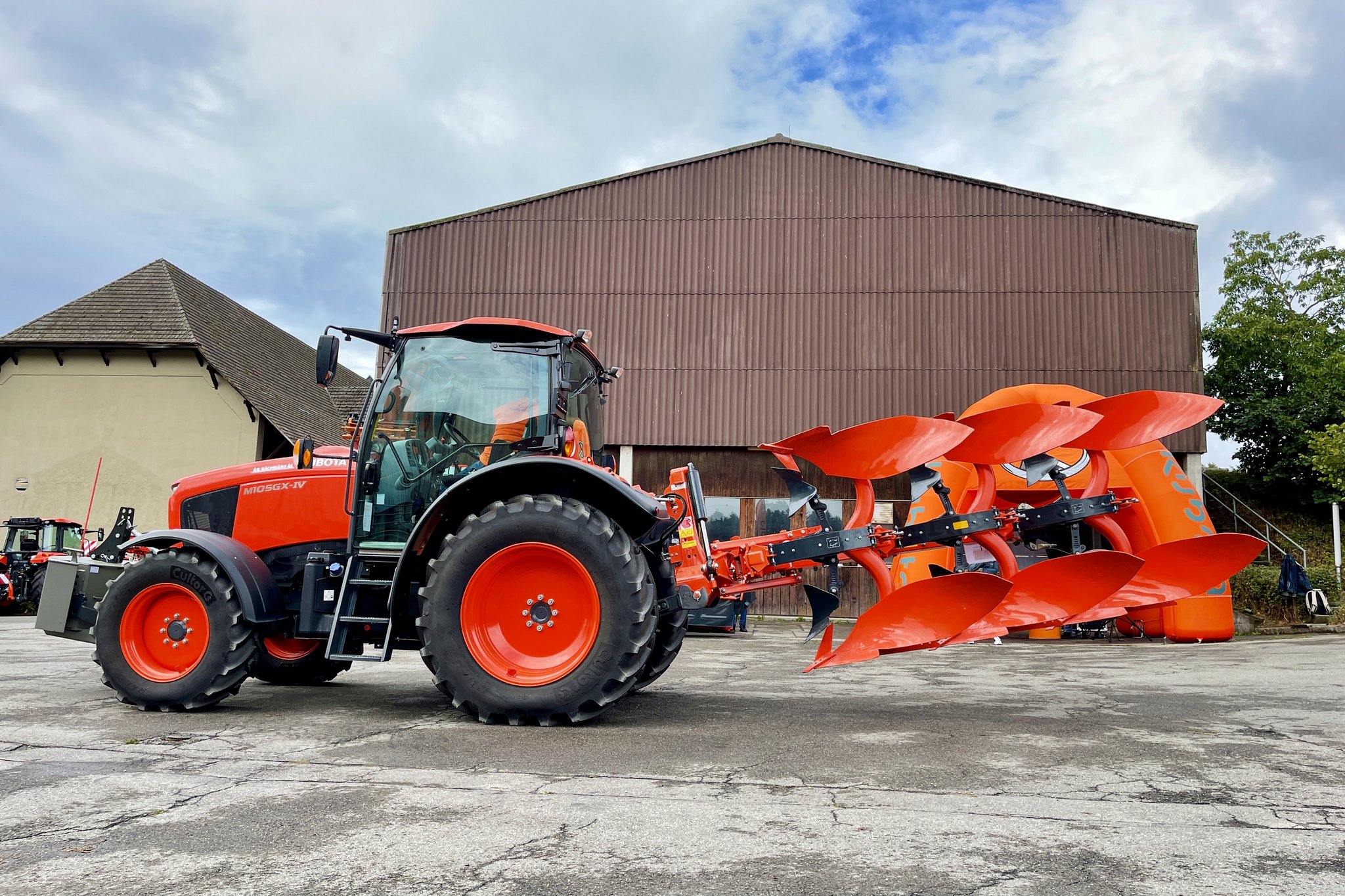 Kubota RM 2005 Anbauvolldrehpflug an einem Kubota-Traktor.