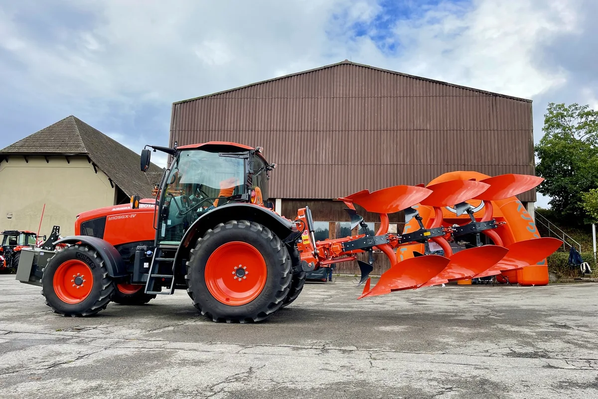 kubota-rm-2005-anbauvolldrehpflug Kubota RM 2005 Anbauvolldrehpflug an einem Kubota-Traktor.
