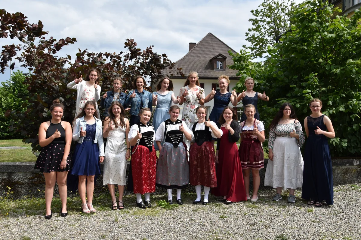 NS-B-27-BJHW-3sp-aw Im Bildungsjahr Hauswirtschaft wird der Mut der jungen Frauen belohnt
