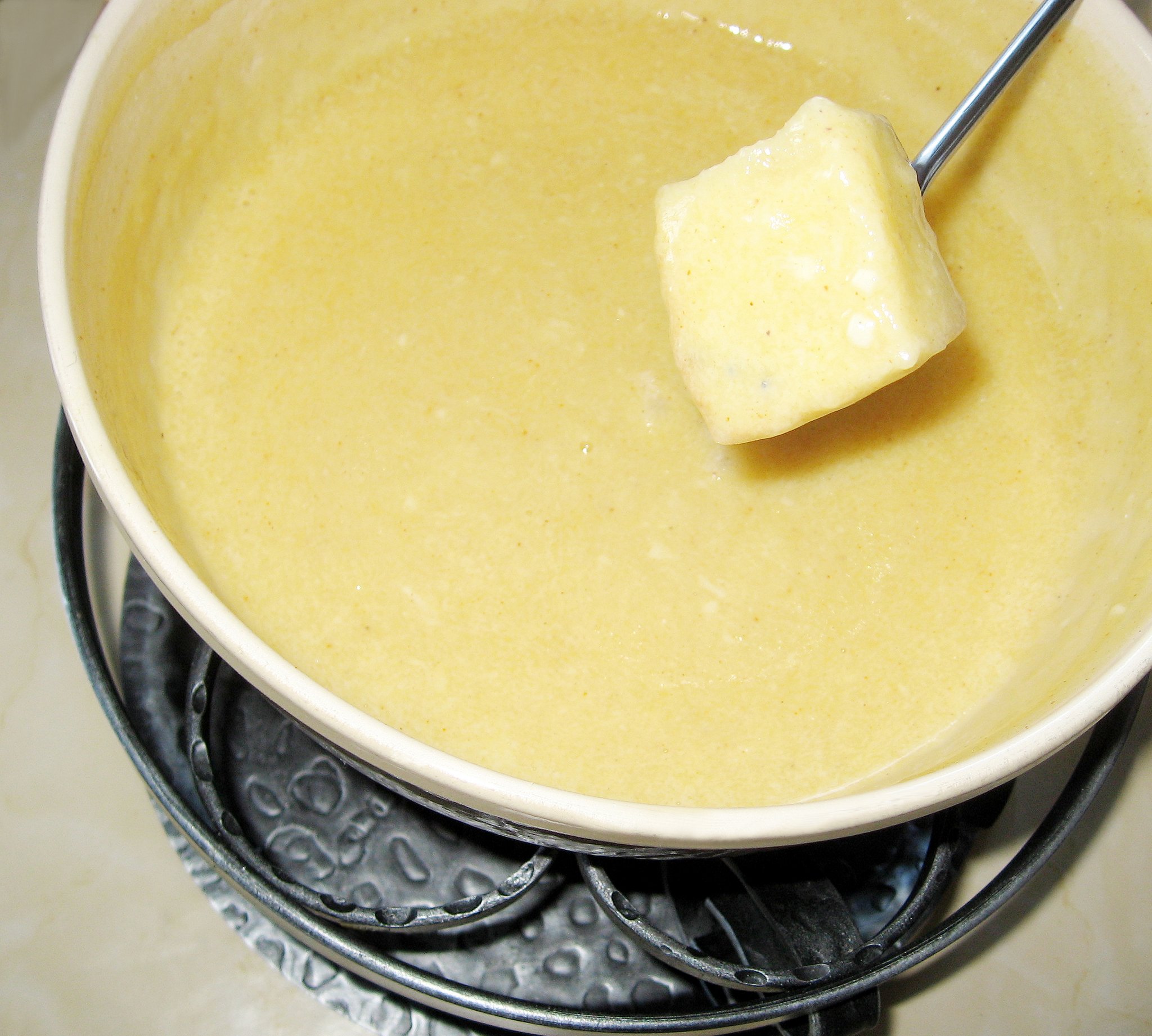 Der Klassiker verliert: Die Schweizer(innen) haben 2013 leicht weniger Fertigfondue gegessen. (Bild Joujou / pixelio.de)