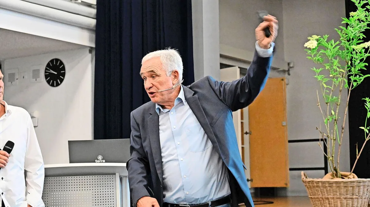6fd8c7eaaefa31ea2bf0fdaf501e104c6cd87a13661aa647a63c5ea36de301fe Energiegeladen und mit viel Humor erzählt Hanspeter Latour von seiner Leidenschaft für die Natur.