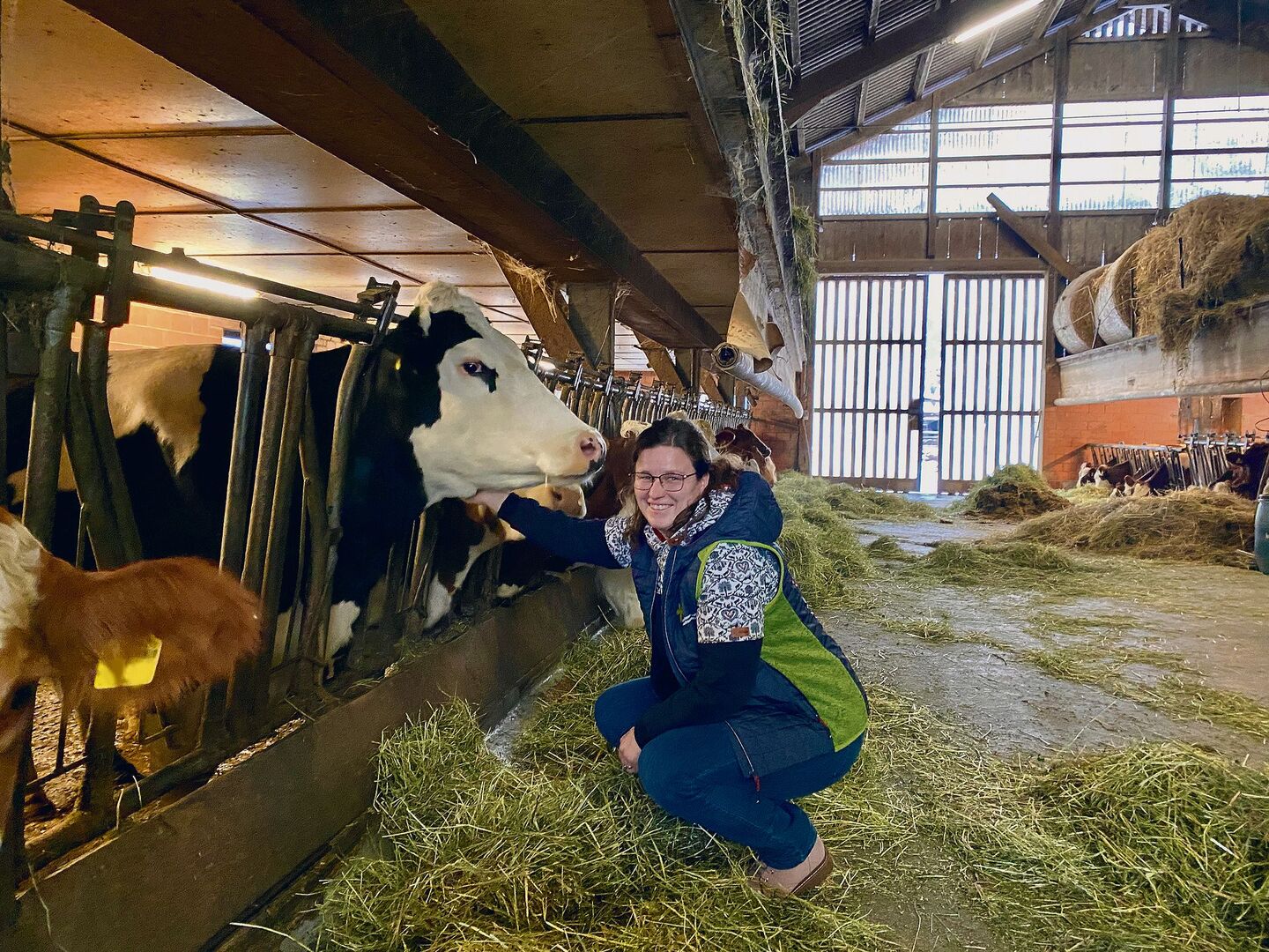Stefanie Spycher-Gass im Stall des Bio-Milchwirtschaftsbetriebes. Die Landwirtin und dreifache Mutter bewirtschaftet den Hof gemeinsam mit ihrem Mann.