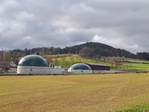 Die landwirtschaftliche Biogasanlage EcoBioVal Sàrl in Courtemelon JU gehört zu den wenigen Anlagen, die Biomethan ins Gasnetz einspeisen. Dafür soll es neu Fördergelder geben.