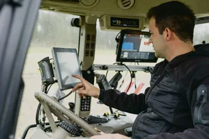 Hochpräzise Satellitendaten helfen Roman Käser, die einzelnen Felder des Pflanzgartens ganz genau nach Plan anzulegen.